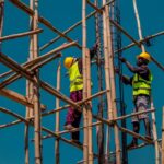 Een team van professionals dat samenwerkt met uitzendkrachten in een dynamische werkomgeving.