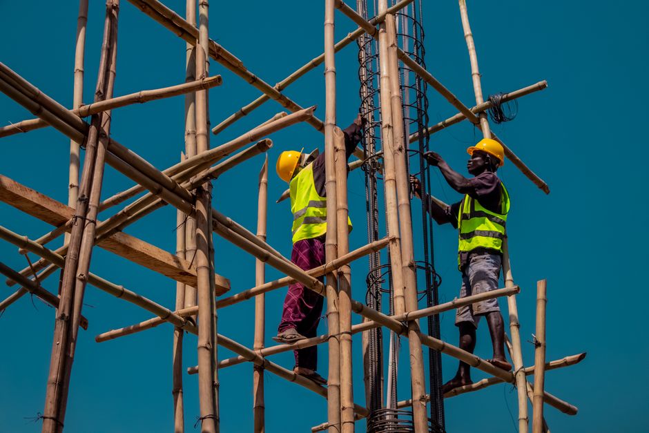 Een team van professionals dat samenwerkt met uitzendkrachten in een dynamische werkomgeving.