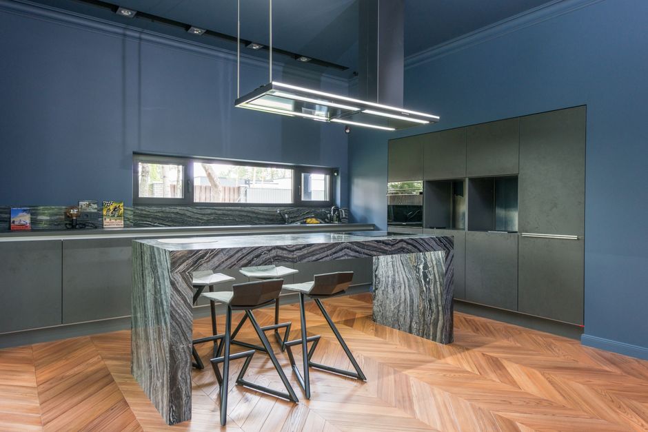 Een moderne woonkamer met een strakke gietvloer die comfort en stijl uitstraalt.